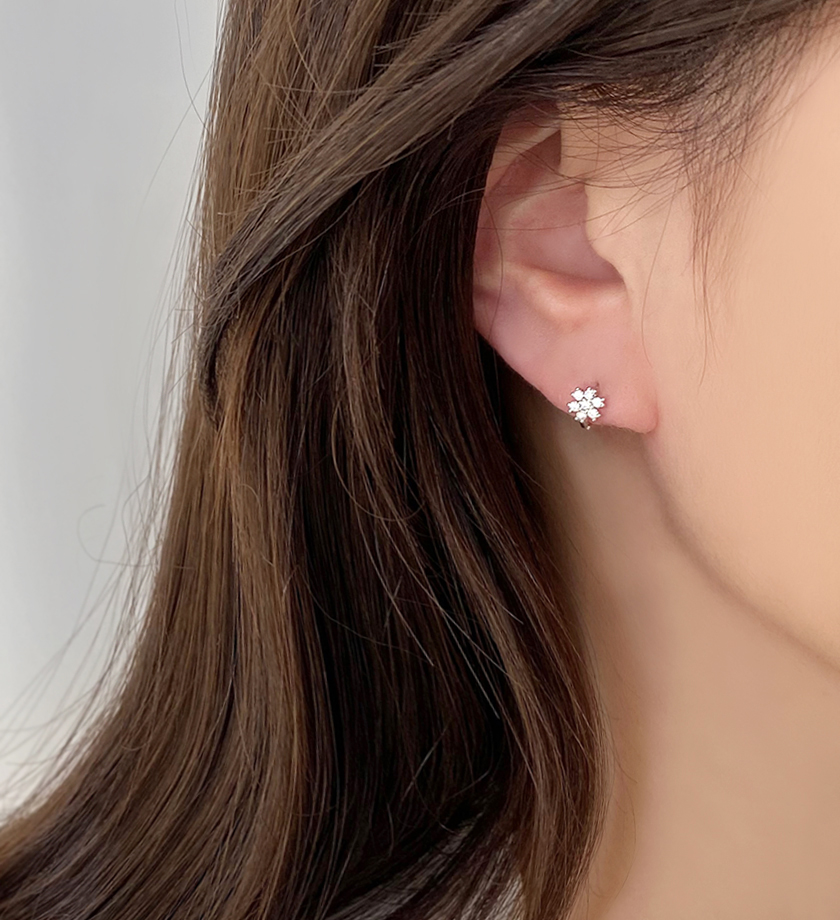 (무배/실버925) all silver 미니 화이트 플라워 원터치 링귀걸이 - 상세 이미지 5