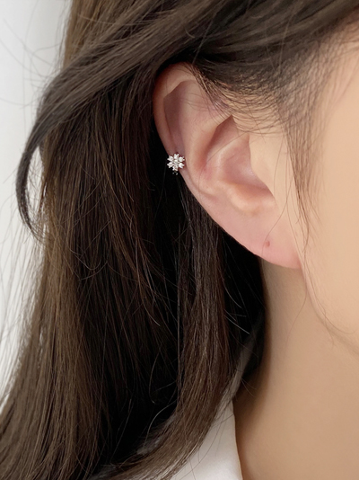 (무배/실버925) all silver 미니 화이트 플라워 원터치 링귀걸이 - 메인 이미지