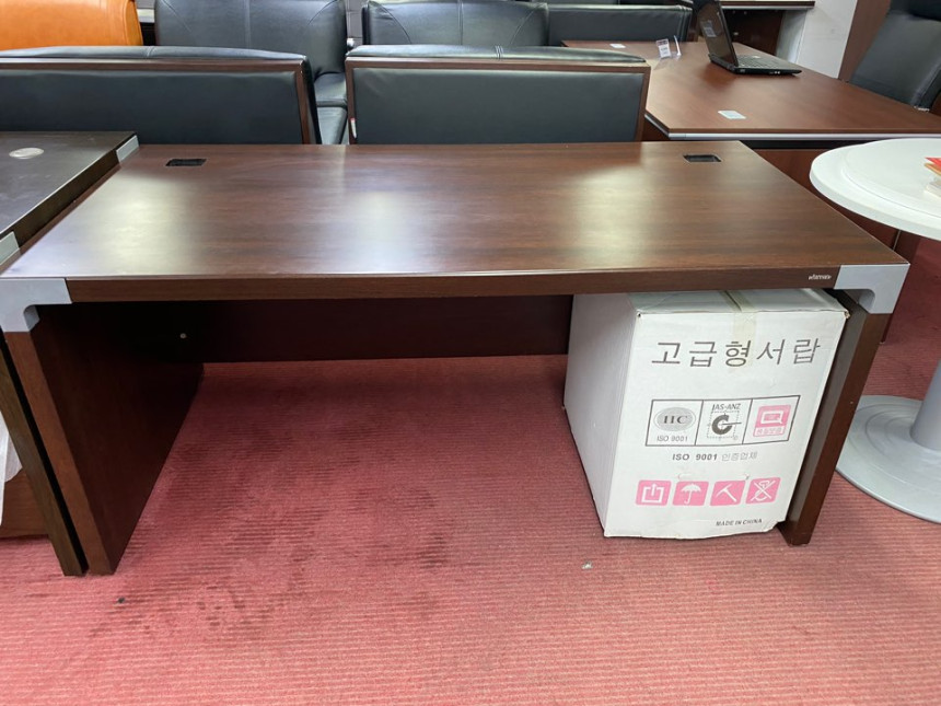 deskC_02.jpg