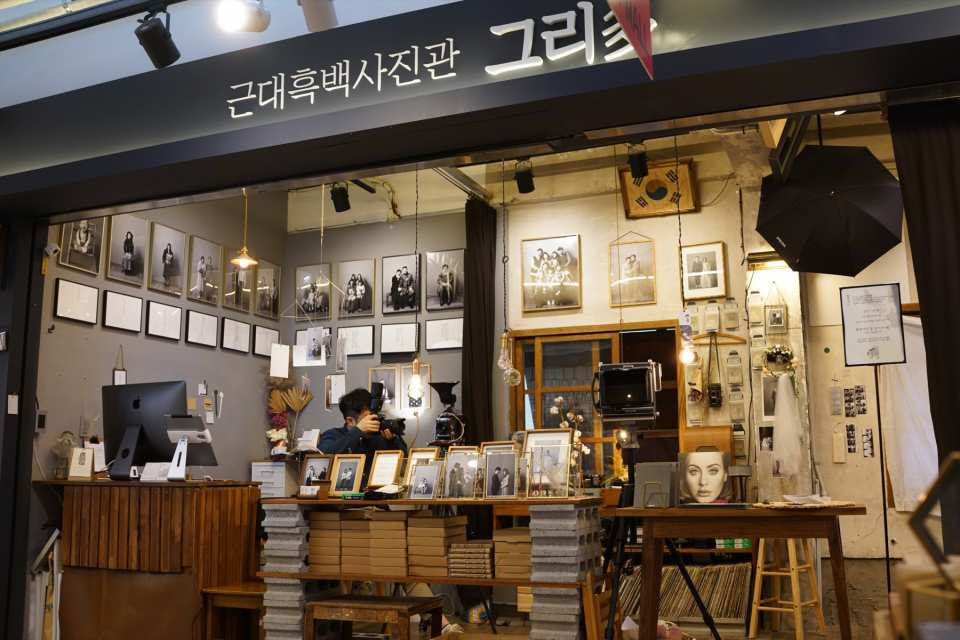 뜨거운청춘 부산 남포동 근대흑백사진관 '그리다' 흑백 사진 촬영