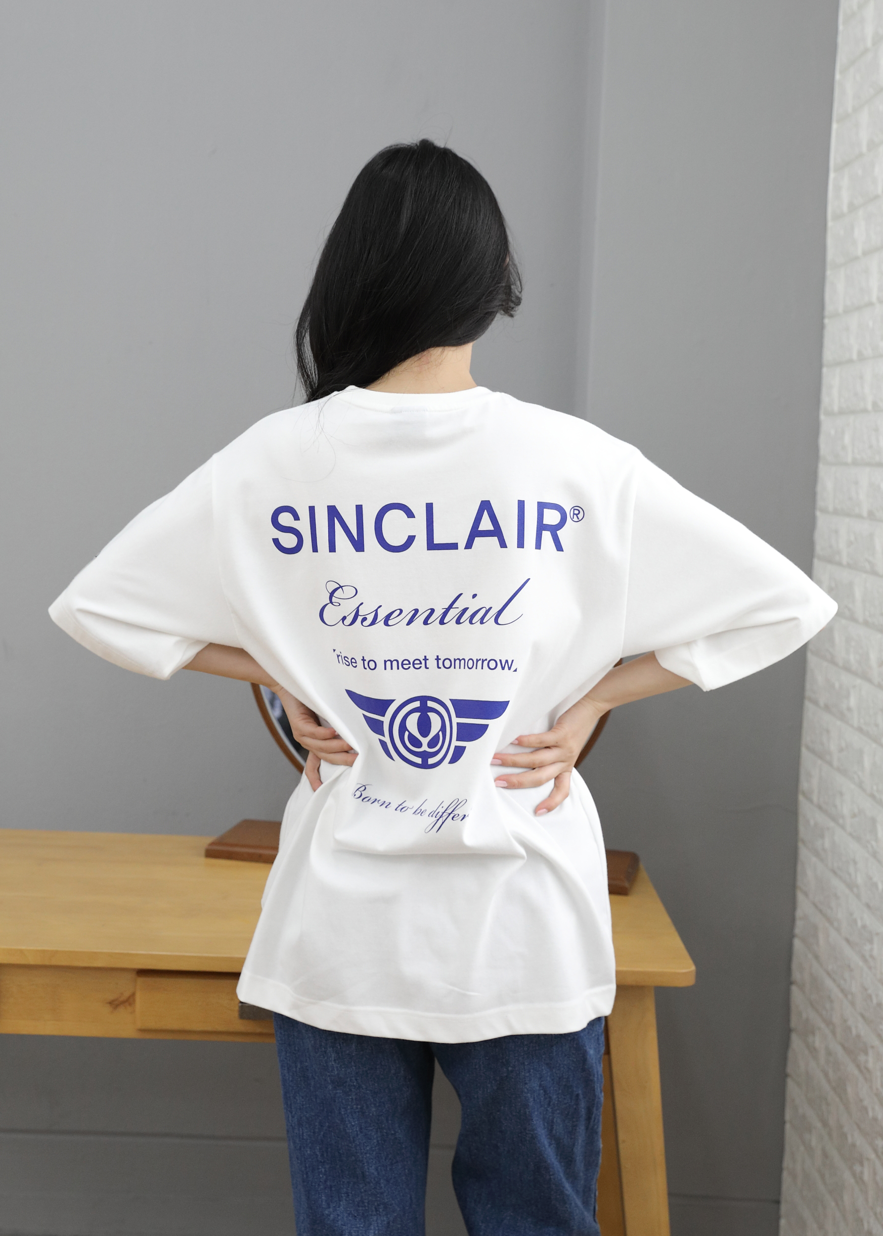 SINCLAIR 싱클레어 에센셜 로고 유니섹스 티셔츠 화이트 오버핏 빅사이즈 반팔 남자 여자 - 상세 이미지 5