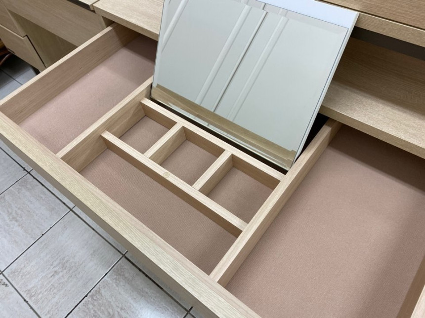 dressingtable25_07.jpg