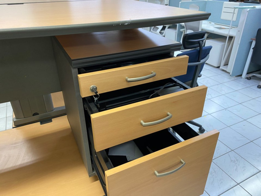 koas_desk_09.jpg