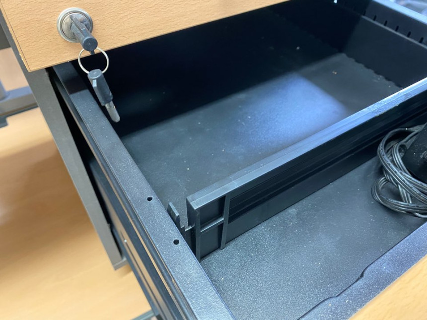koas_desk_10.jpg