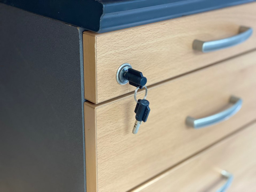 koas_desk_07.jpg