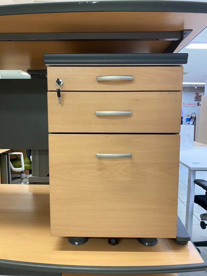 koas_desk_04.jpg