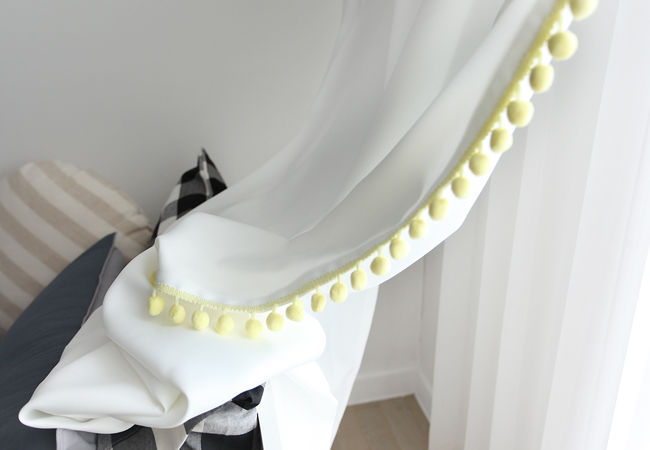 화이트암막폼폼커튼 아이방 아기방 유아 가리개커튼