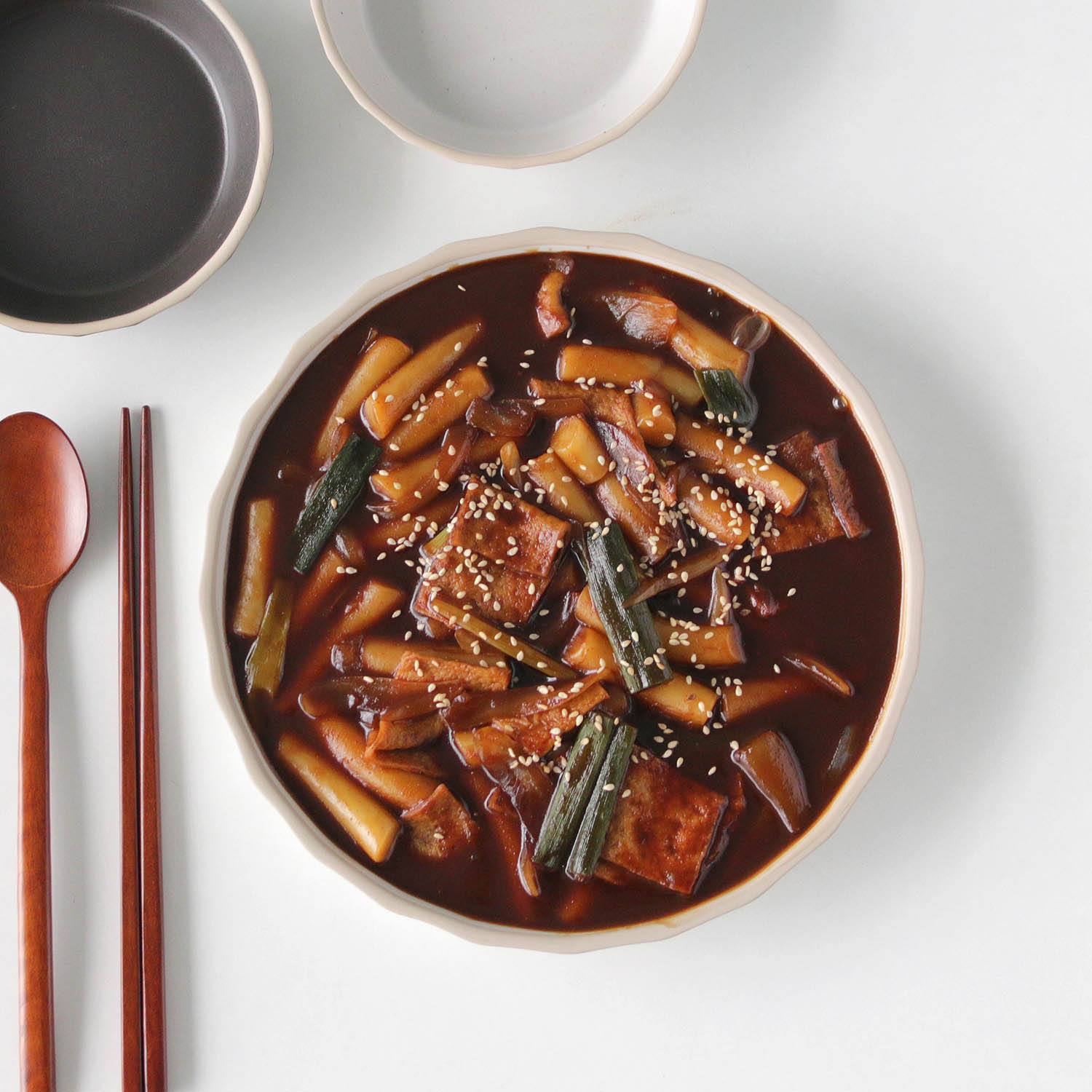 The 담다 국내생산 한식 메인 접시 플레이트 도자기 원형 접시 10인치 1P