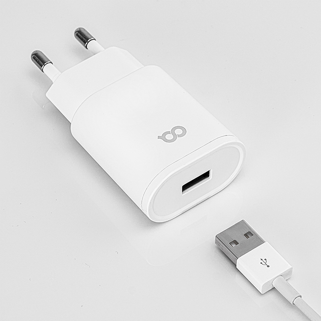 오아 어댑터와 USB 케이블이 함께 표시되어 충전 연결 구성을 보여주는 사진
