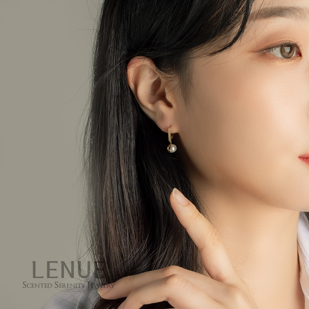 [레뉴] 원터치 하프 D링 반진주 귀걸이 / 14K 골드 진주 딸랑이 여자친구 생일 선물 - 상세 이미지 2