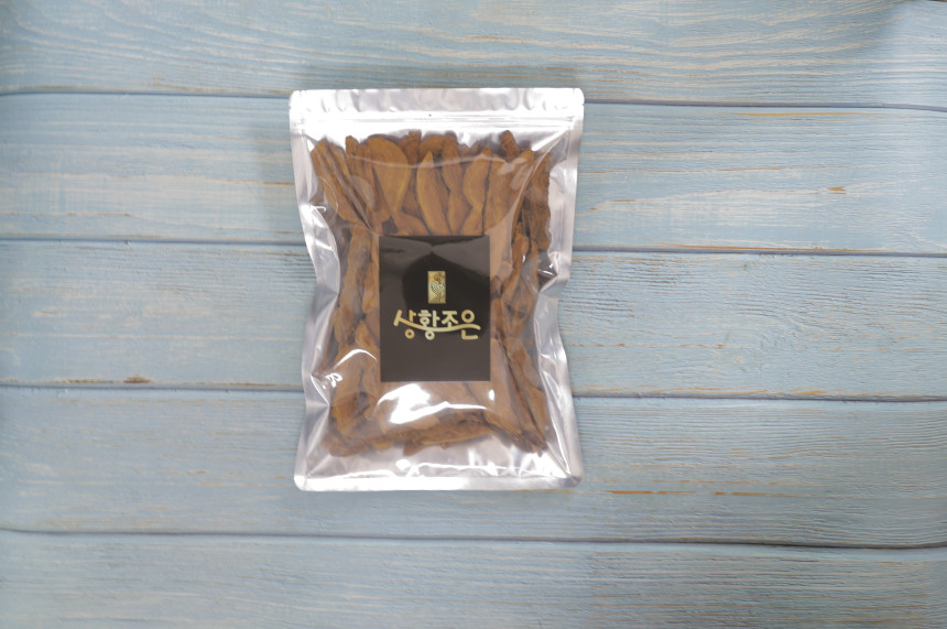 상황버섯 조각과 상황버섯차 찻잔에 담겨져 있는 모습