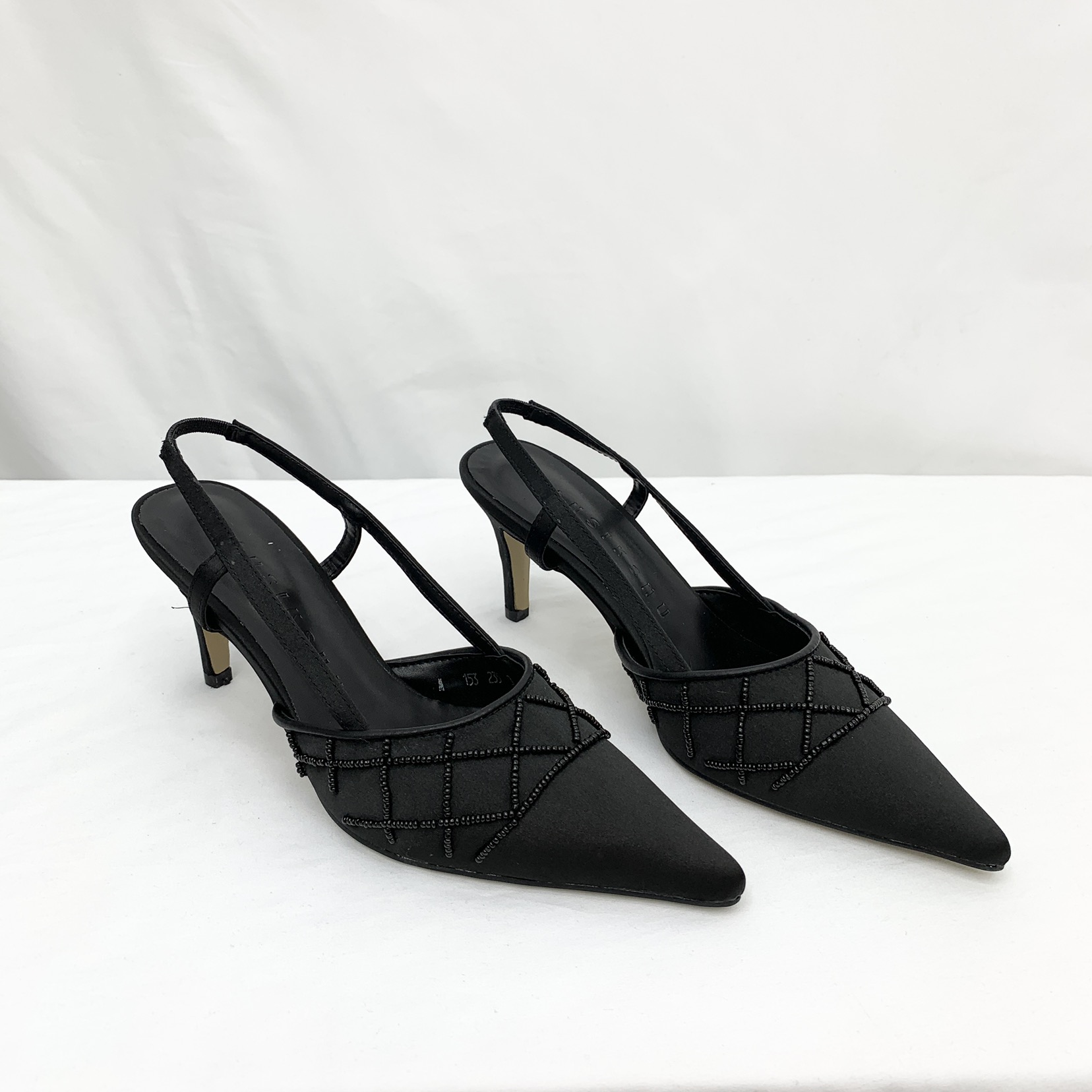 앞코 배색 블랙 패브릭 새틴 비즈 스틸레토 슬링백 미들힐 7cm 상세 이미지 1