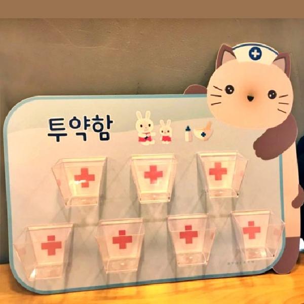 레오 어린이집 투약함 7구 어린이집 봄 환경판 유치원 환경구성 신학기 약 보관함 - 상품 이미지