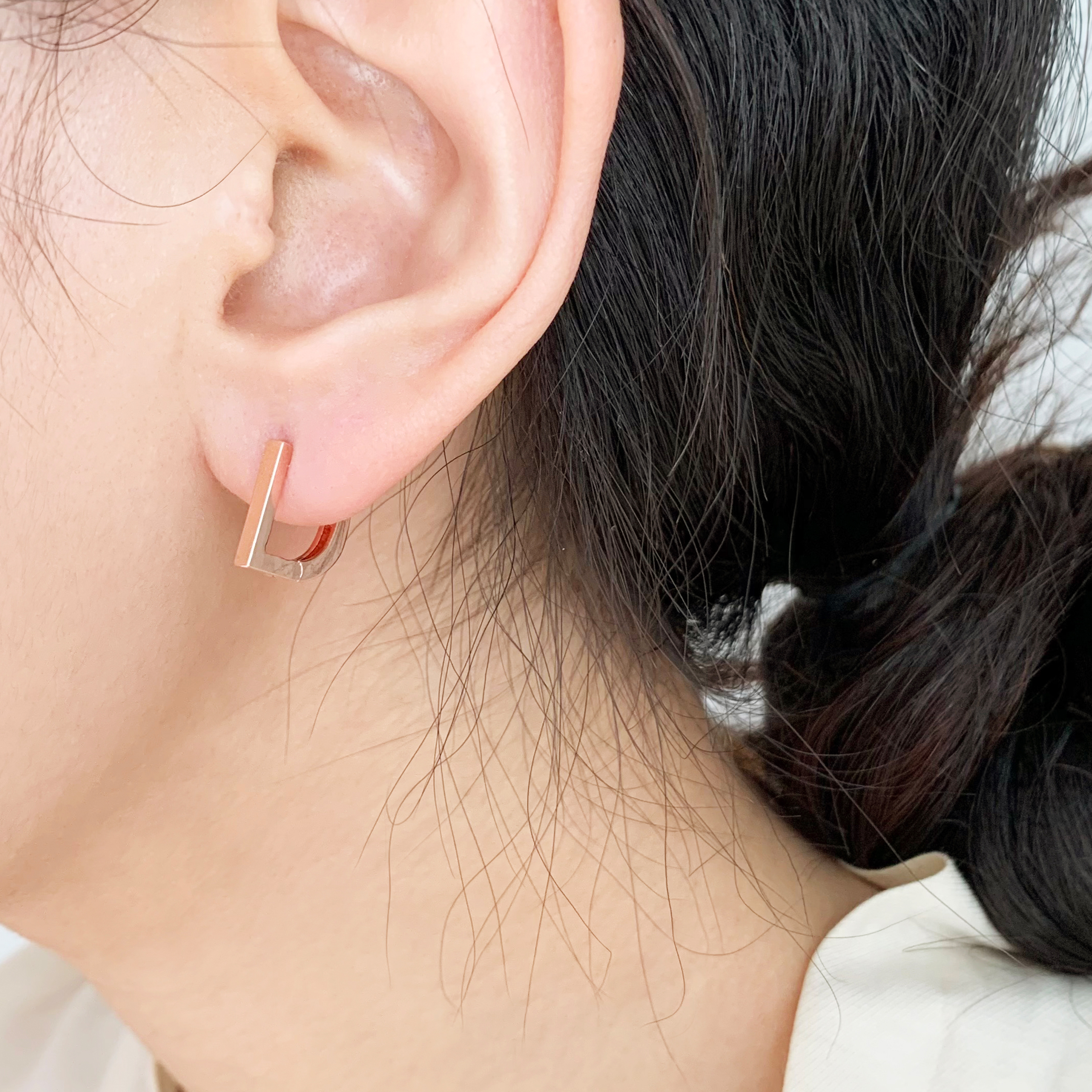 14K 골드핀 심플 D 스틱 원터치 금침 귀걸이 [2colors] - 상세 이미지 4