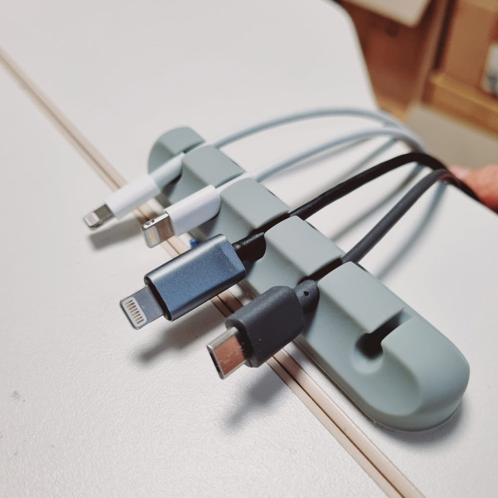 충전선 케이블 고정 홀더 책상 전선 휴대폰 핸드폰 USB 선 충전기 줄 정리 3구 1개 이미지 7