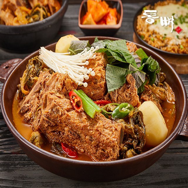 [통뼈 감자탕 뼈찜 혼합팩] 술안주부터 해장까지 칼칼한맛2팩 간장뼈찜2팩, 1kg, 4개 - 상세 이미지 2