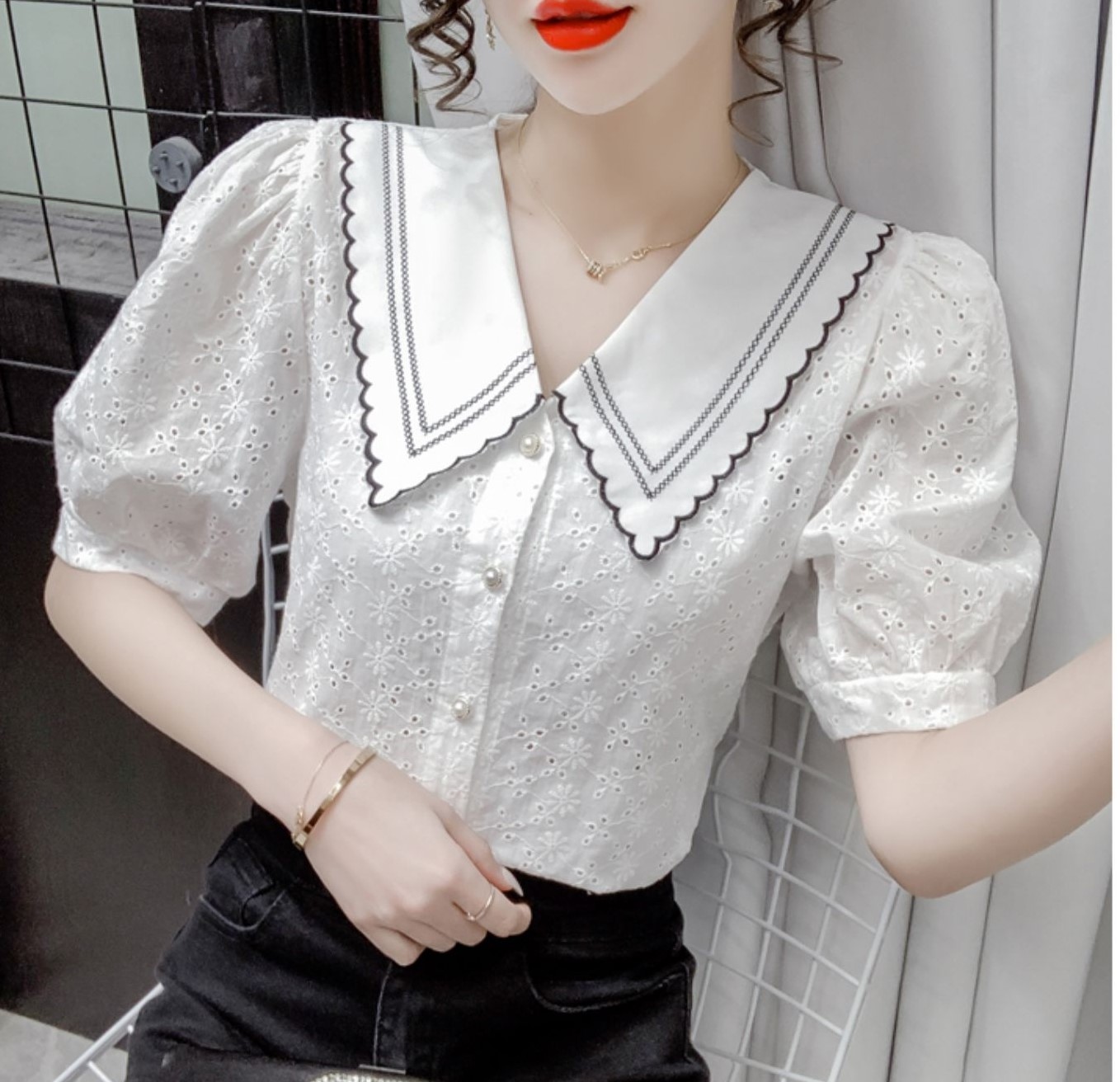 물결 배색 라인 빅카라 삥줄 레이스 퍼프소매 플라워 펀칭 코튼 면 화이트 여름 블라우스 - 상세 이미지 4