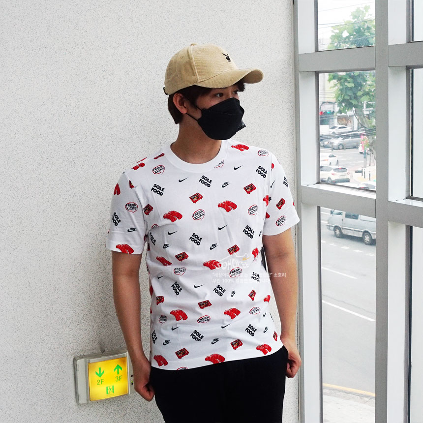 [라스트 사이즈 세일] 나이키 NSW 푸드 AOP 남녀공용 순면 반팔 티셔츠 DC9186-100 3XL Only - 상세 이미지 5