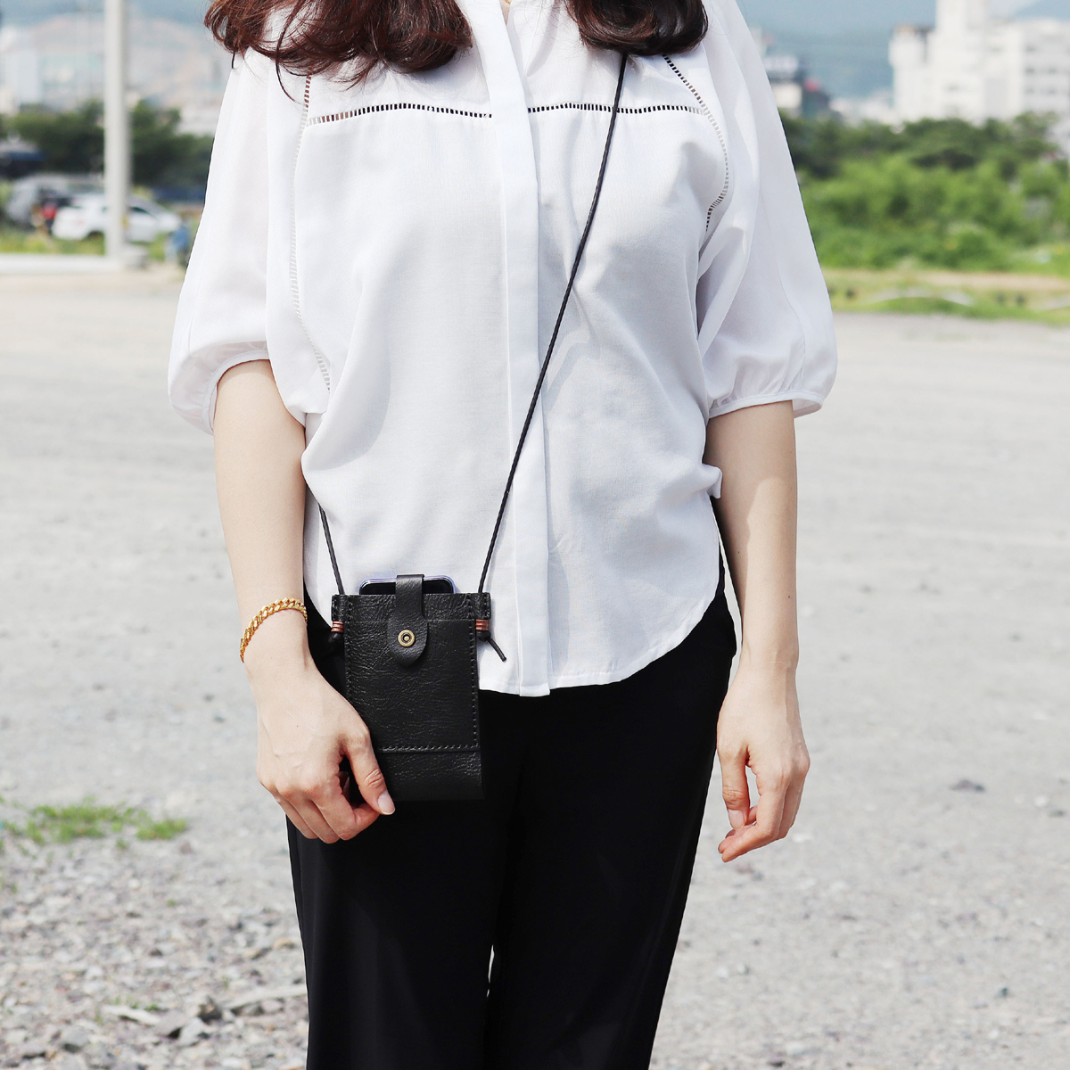 에치펠레 가죽 핸드폰 가방 시크블랙 크로스백 - 상품 이미지