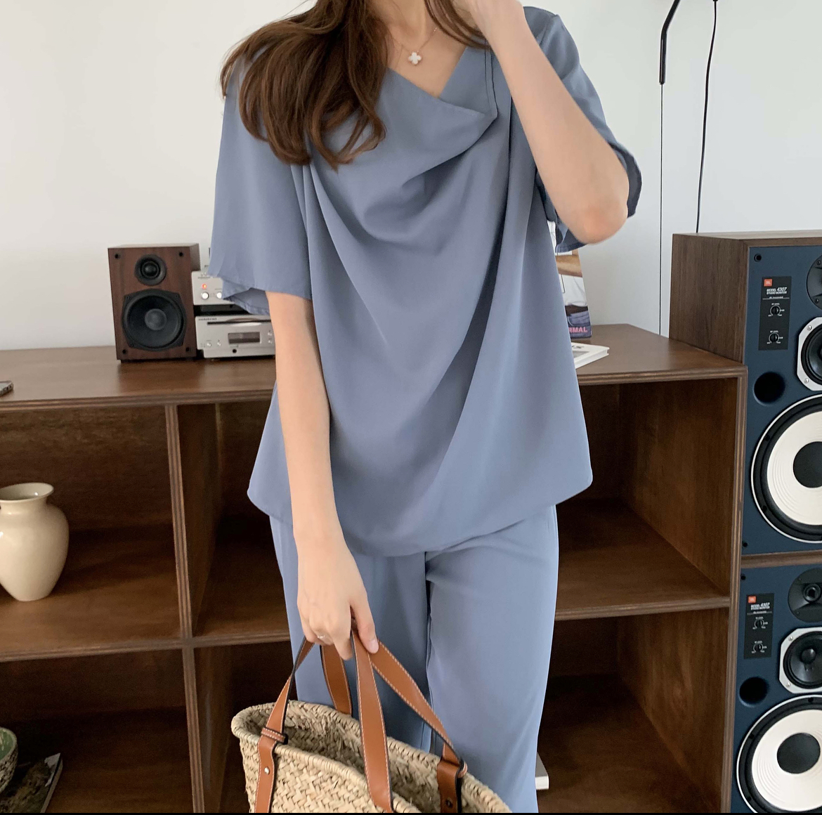 랭크 여름 투피스 찰랑 여리핏 입술넥 드레이프 보트넥 루즈핏 반팔 블라우스 - 상품 이미지