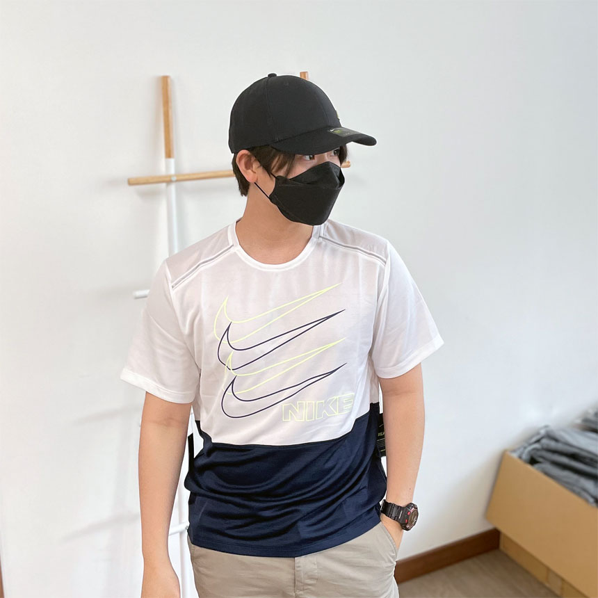 [창고정리] 나이키 드라이핏 스우시 남자 기능성 반팔 티셔츠 투톤, S 이미지 4