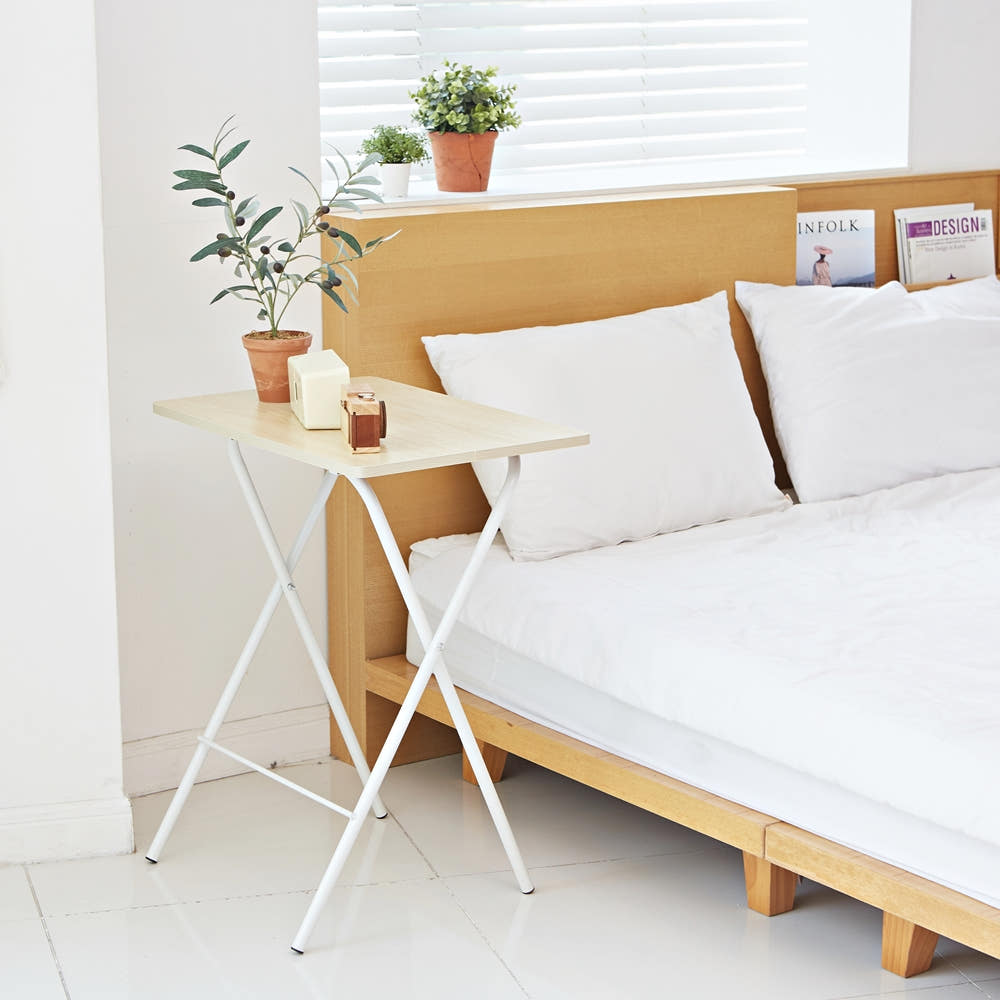 [제이피 접이식 테이블의 침대 위 사용 이미지]