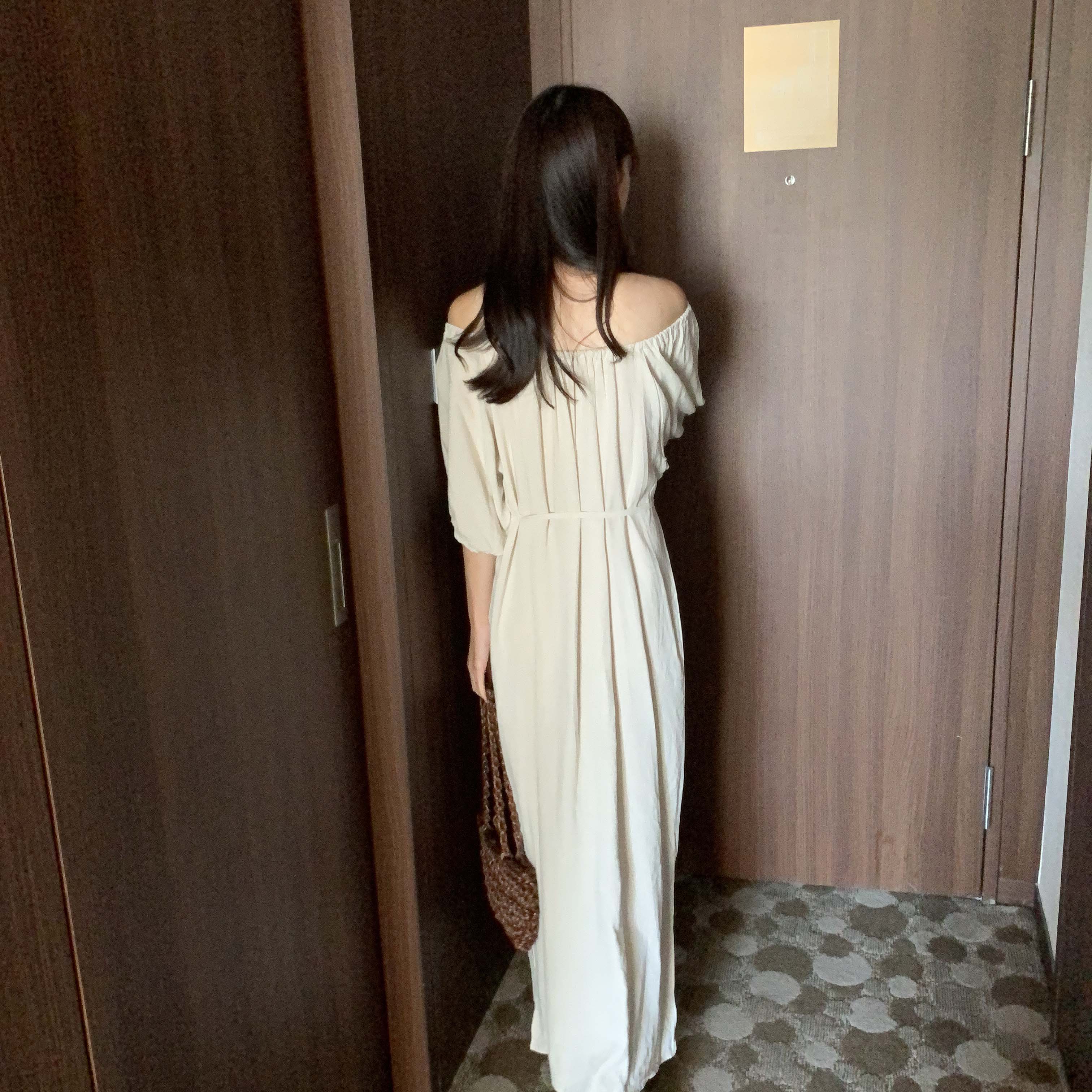 베르드 루즈핏 반팔 셔링 내추럴 린넨 오프숄더 투웨이 밴딩 허리끈 벨트 데일리 롱 원피스 - 상품 이미지