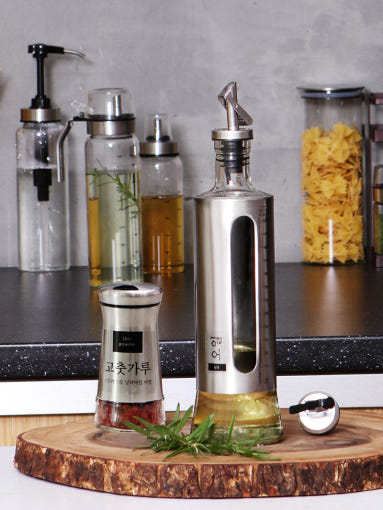 스푼 일체형 양념통 사용 모습