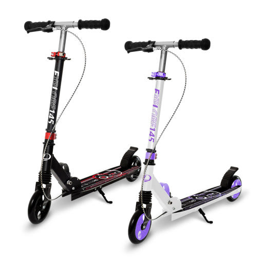 두 발 킥보드를 타고 있는 초등학생 이미지