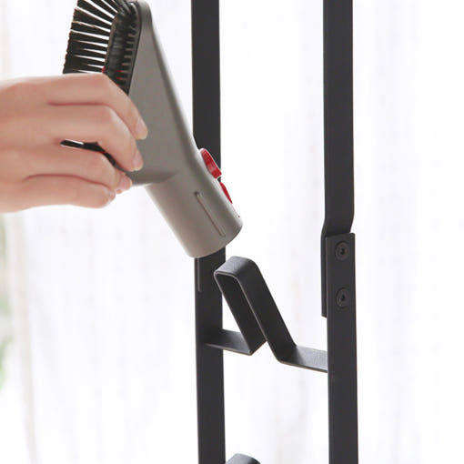 프레티코스 거치대에 청소기와 액세서리가 거치된 모습