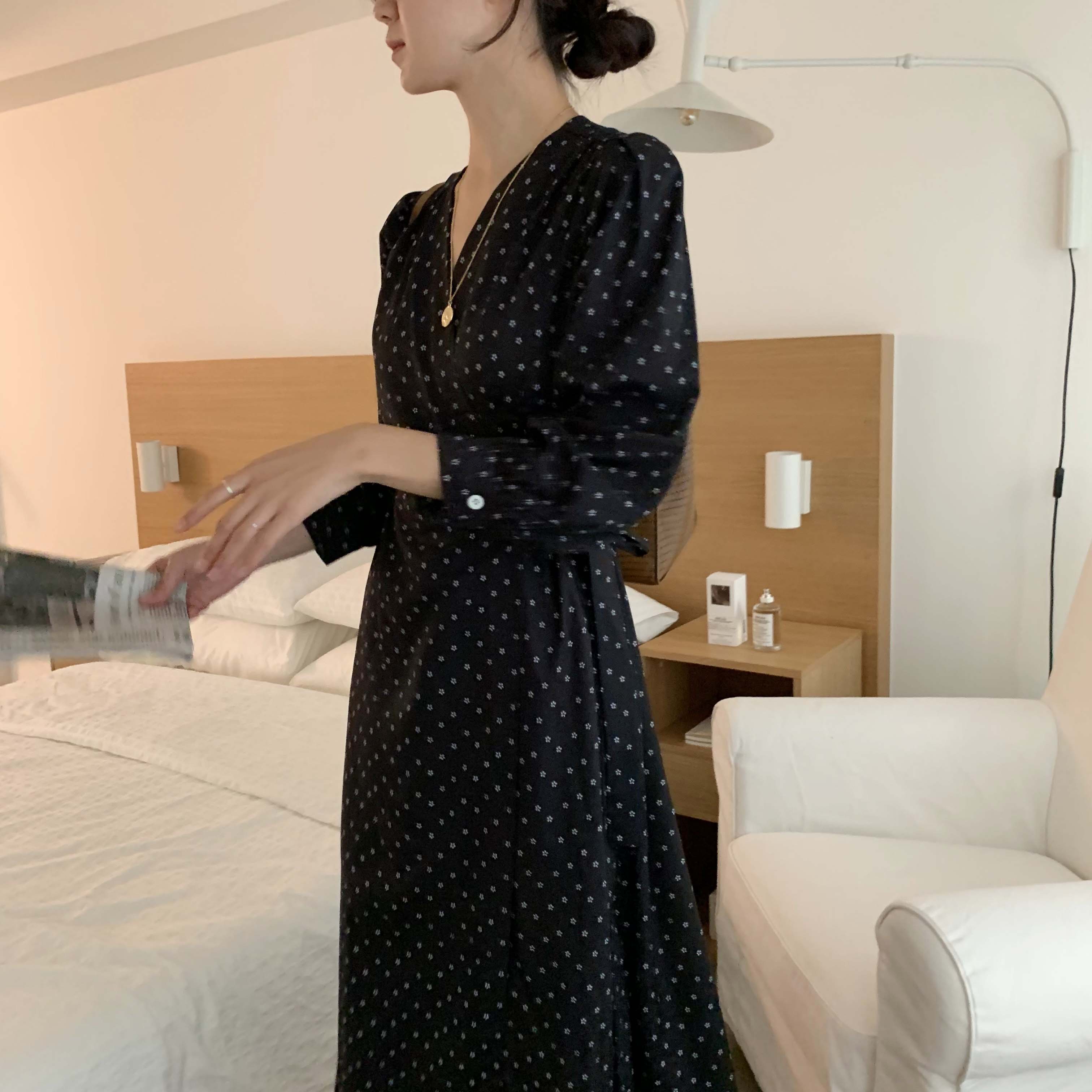 웨스턴 도트 플라워 나염 브이넥 소매 볼륨 셔링 봄 간절기 긴팔 랩 원피스(블랙) 이미지