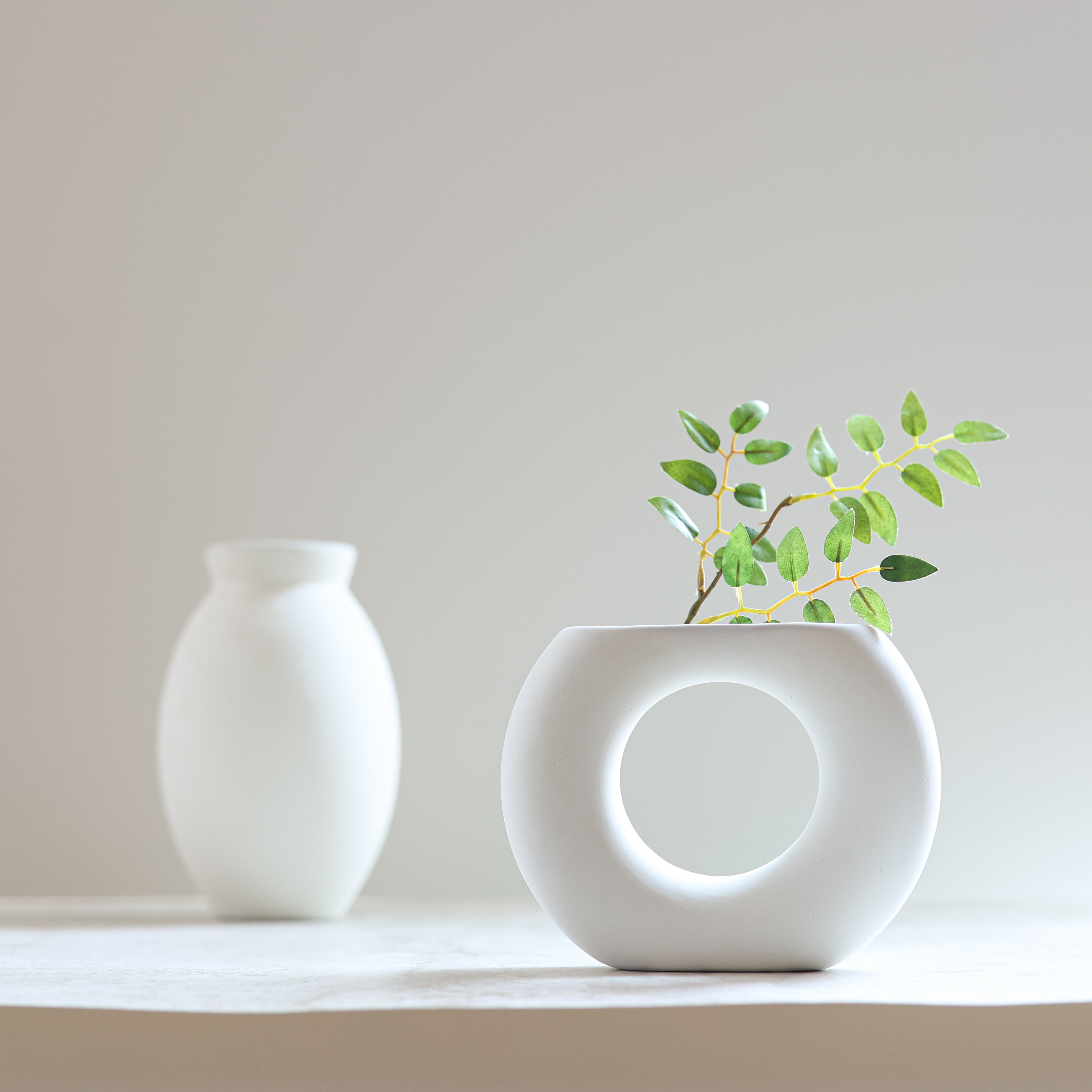 미드나잇 미니 도자기 화이트 링 화병 오브제 - 상품 이미지