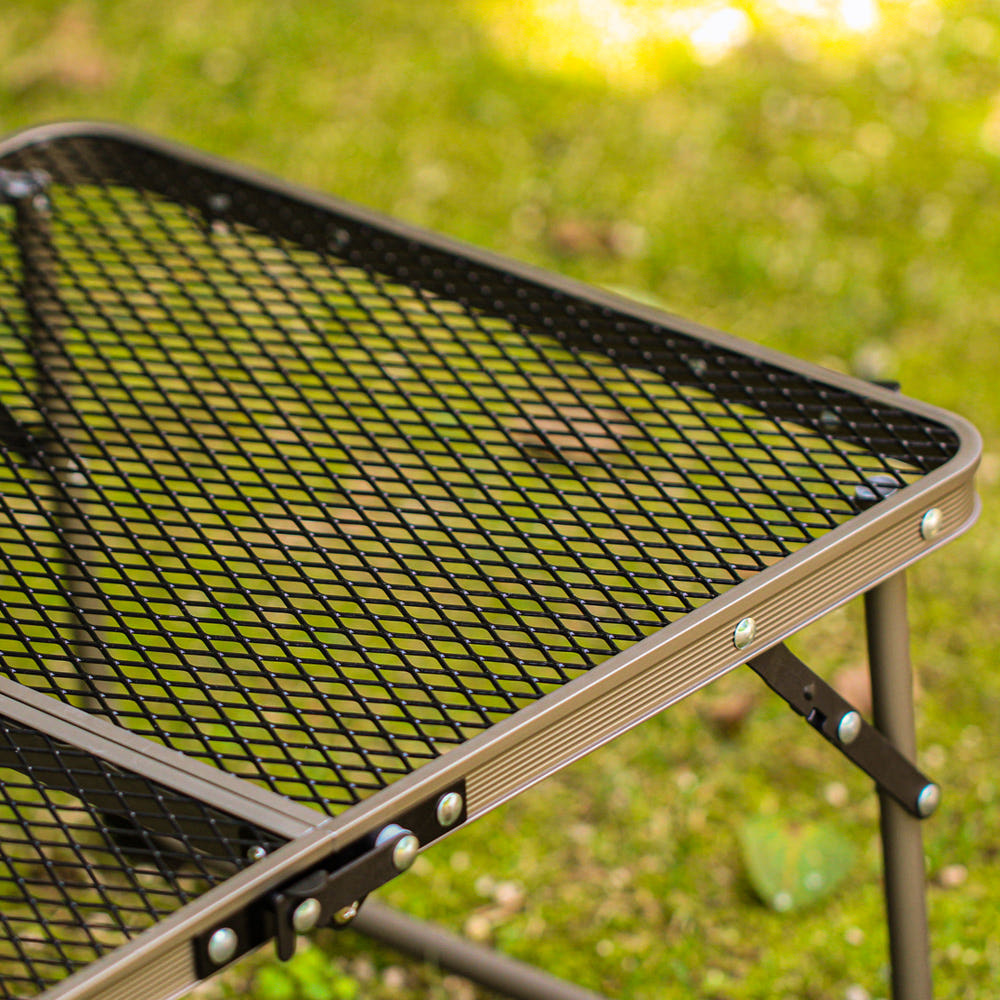 로티캠프 아이언 테이블에 버너와 식기 올려둔 모습