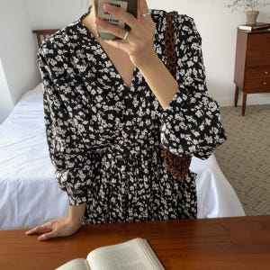 애프터 루즈핏 브이넥 허리스트링 어깨 셔링 플라워 나염 패턴 오버핏 맥시... 착용 후기 | 사이즈/핏 총정리 - 상품 이미지 3