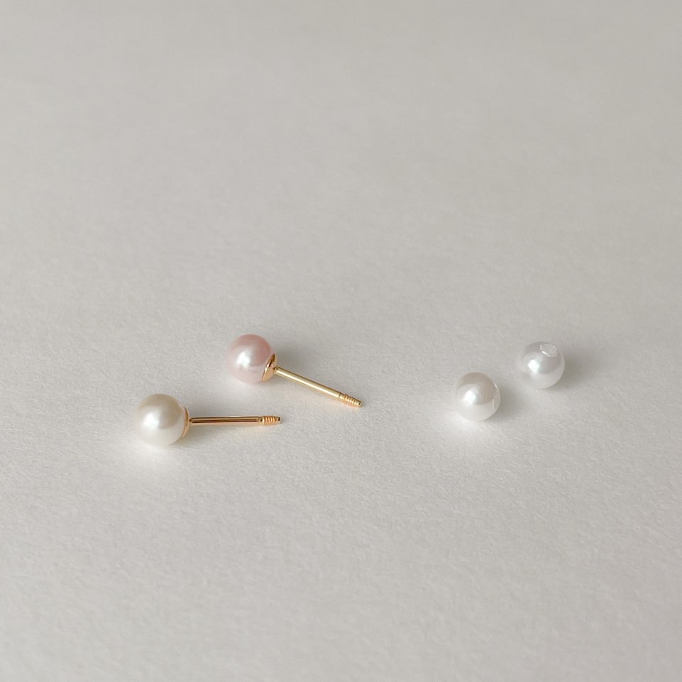 14k 트윈 진주 얇은 피어싱 귀걸이 - 4mm 화이트 핑크 진주 잠금볼 - 상세 이미지 5