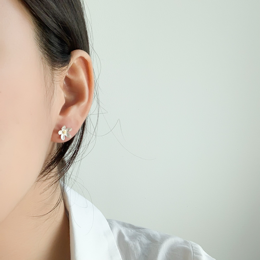 실버925 꽃 투톤 스터드 귀걸이 - 상세 이미지 2