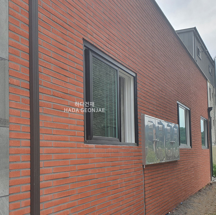 케이 모노타일 국내생산 490x53x19T 레드 / 하다건재 와이드 롱브릭타일 시공사례