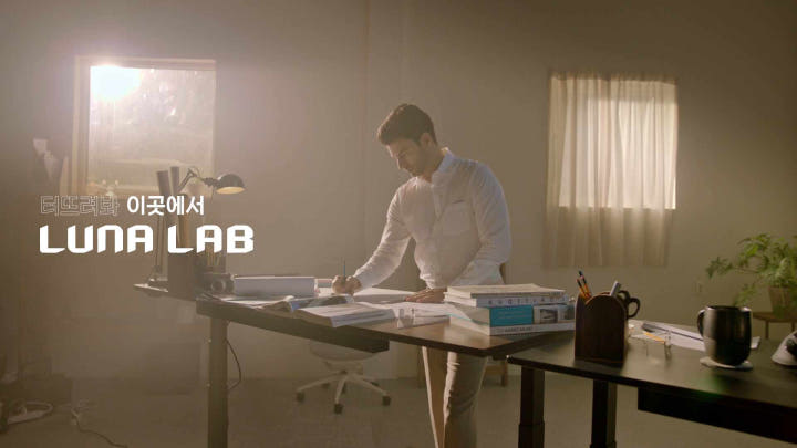 루나랩 벽면 밀착 모니터암 설치 후 깔끔해진 책상 이미지