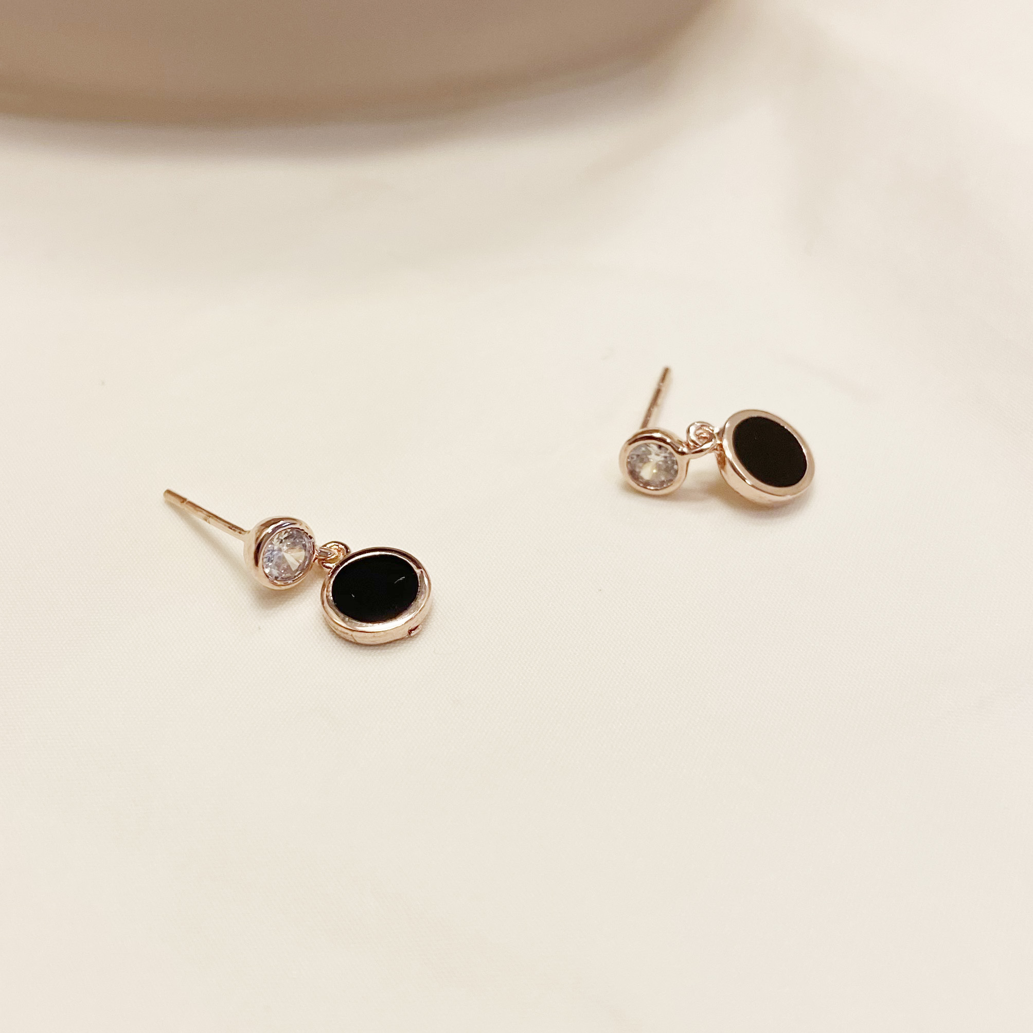 14K 금침 미니 블랙오닉스 버튼 드롭 무알러지 골드핀귀걸이 - 상품 이미지