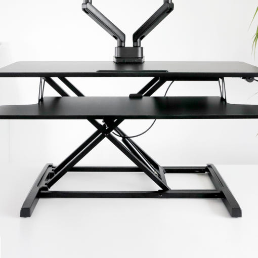 루나랩 거치형 스탠딩 데스크 사용 모습