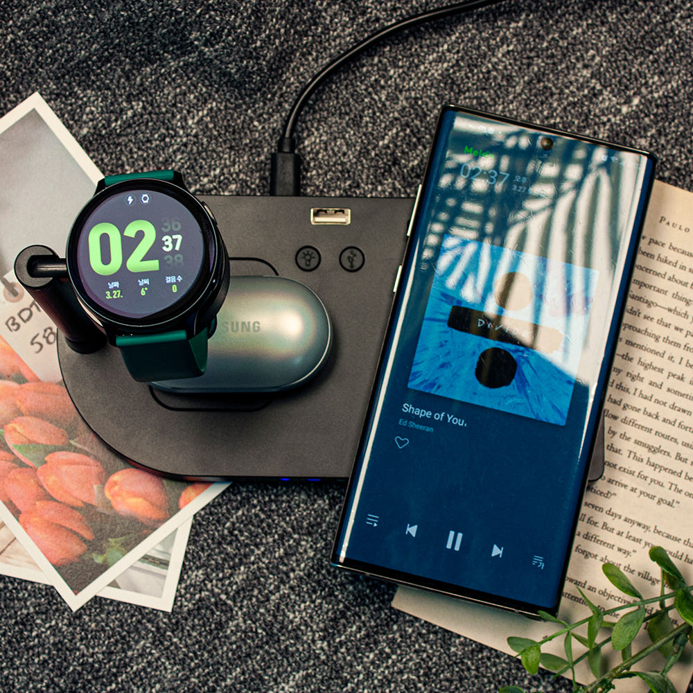 에디토 3in1 무선충전기 사용 모습