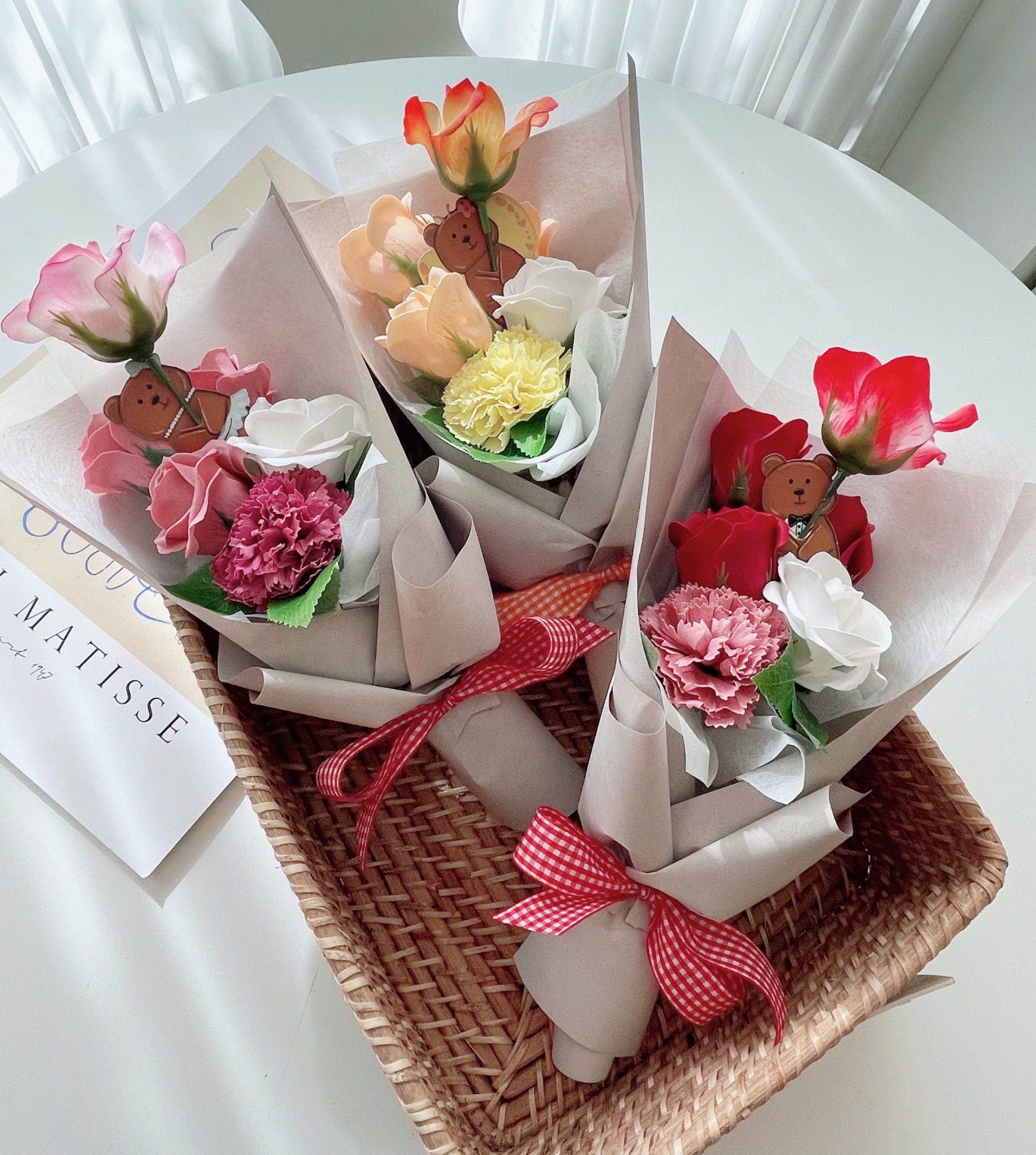 로즈데이 꽃다발, 성년의 날 선물 추천, 비누꽃 장미, 곰돌이 꽃다발, 축하 꽃 선물