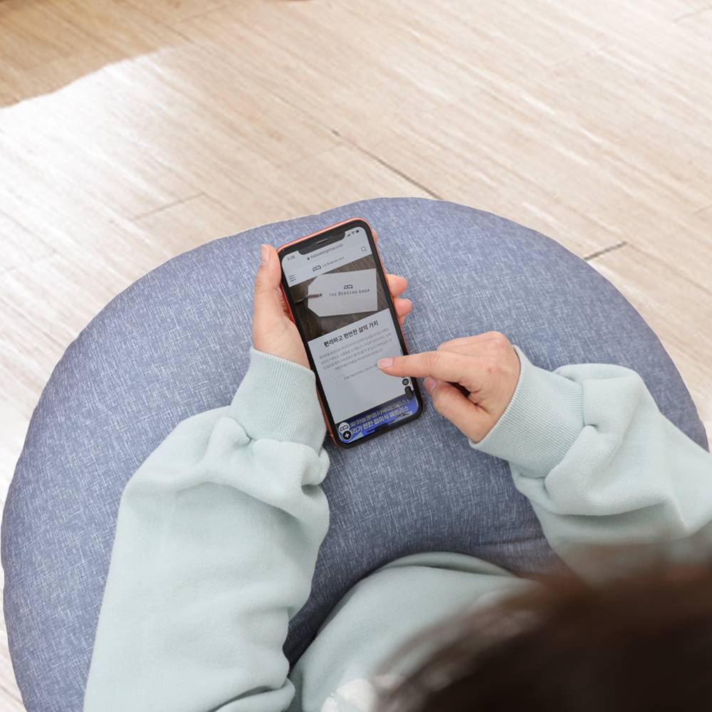 더베딩샵 반달 쿠션 미용실 바나나 배꼽 독서 뜨개질 허그 실키마이크로 블루