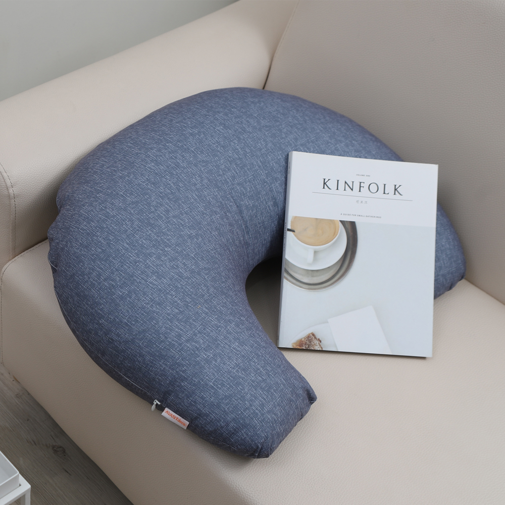 더베딩샵 반달 쿠션 미용실 바나나 배꼽 독서 뜨개질 허그 실키마이크로 블루