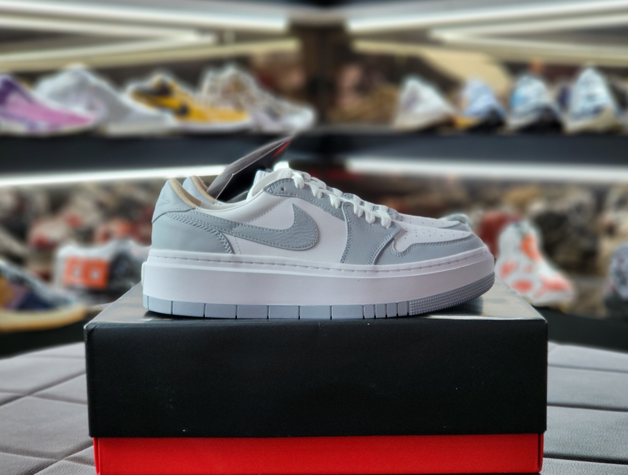 조던1 엘리베이트 로우 SE 화이트 앤 울프 그레이 나이키 통굽 운동화 DH7004-100 - 상품 이미지