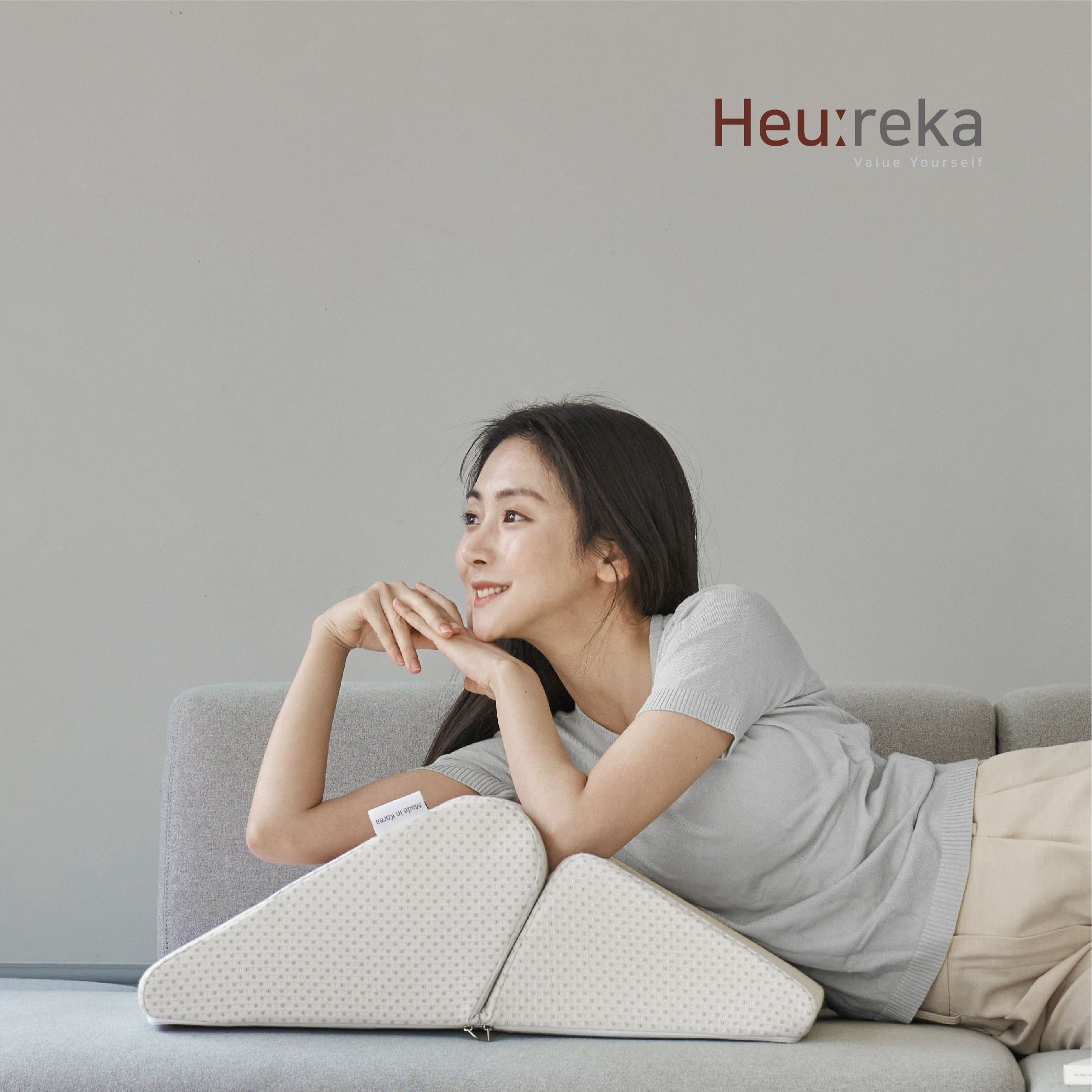 휴레카 꺼지지않고 빵빵한 메모리폼 삼각 등받이 쿠션 허리 받침대 쇼파 침대 받침 베개 [국내생산]