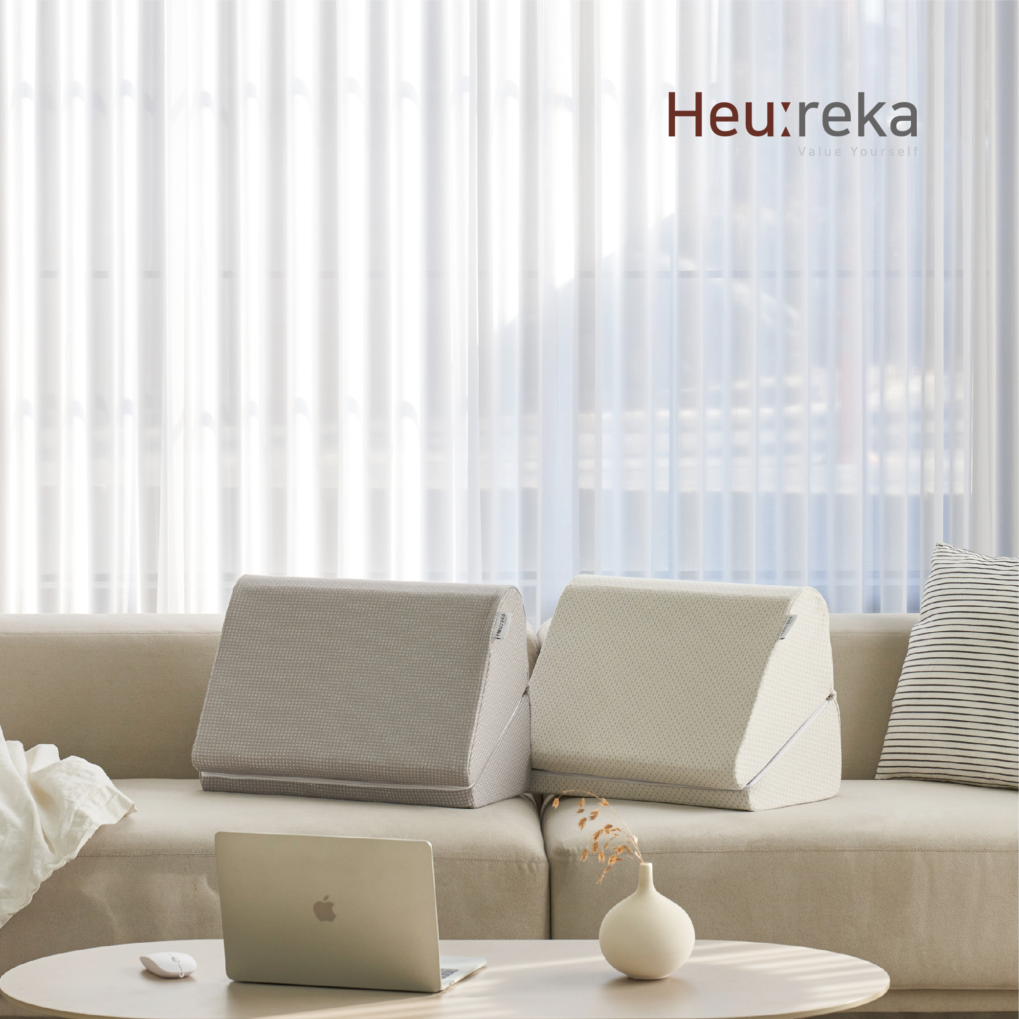 휴레카 꺼지지않고 빵빵한 메모리폼 삼각 등받이 쿠션 허리 받침대 쇼파 침대 받침 베개 [국내생산]