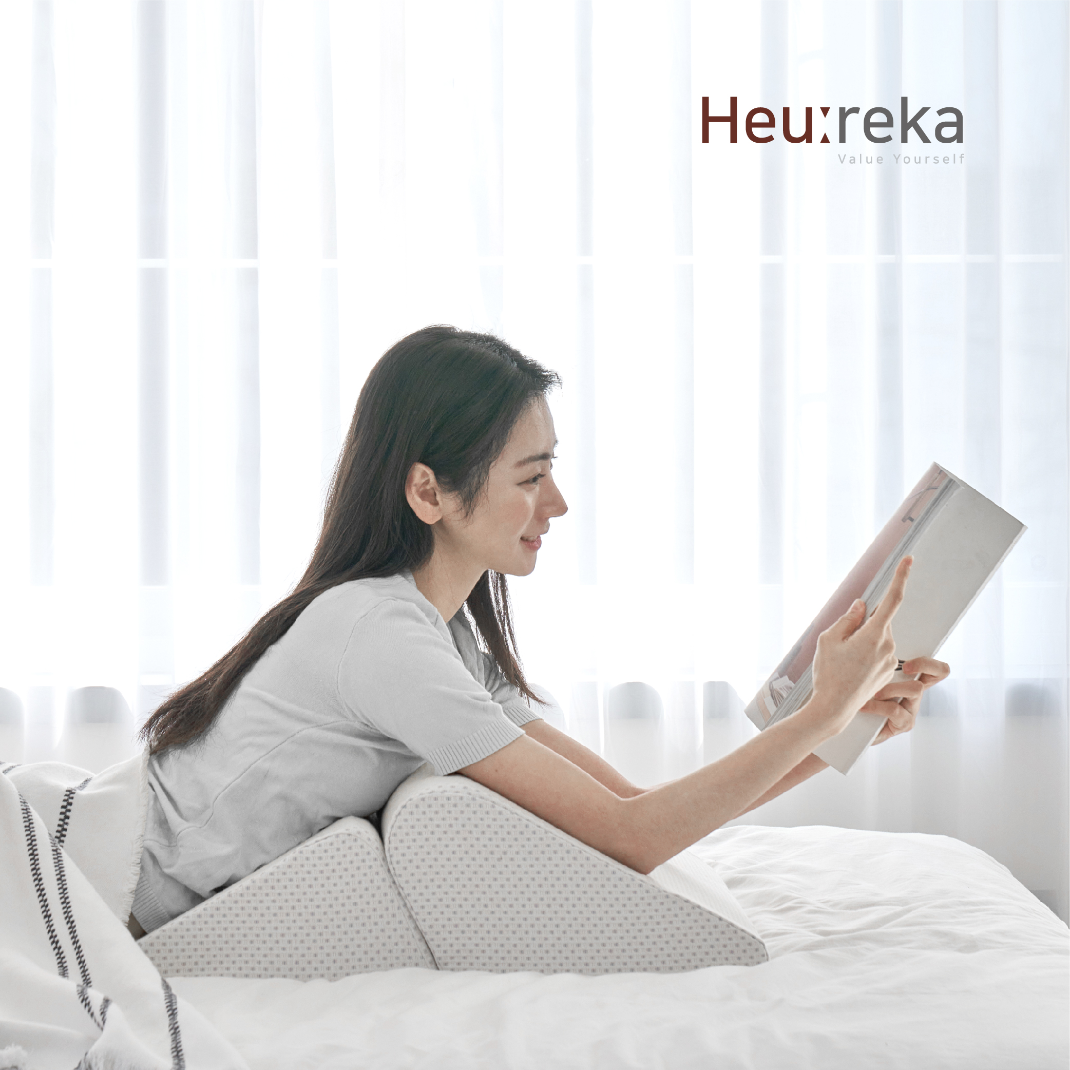 휴레카 꺼지지않고 빵빵한 메모리폼 삼각 등받이 쿠션 허리 받침대 쇼파 침대 받침 베개 [국내생산]