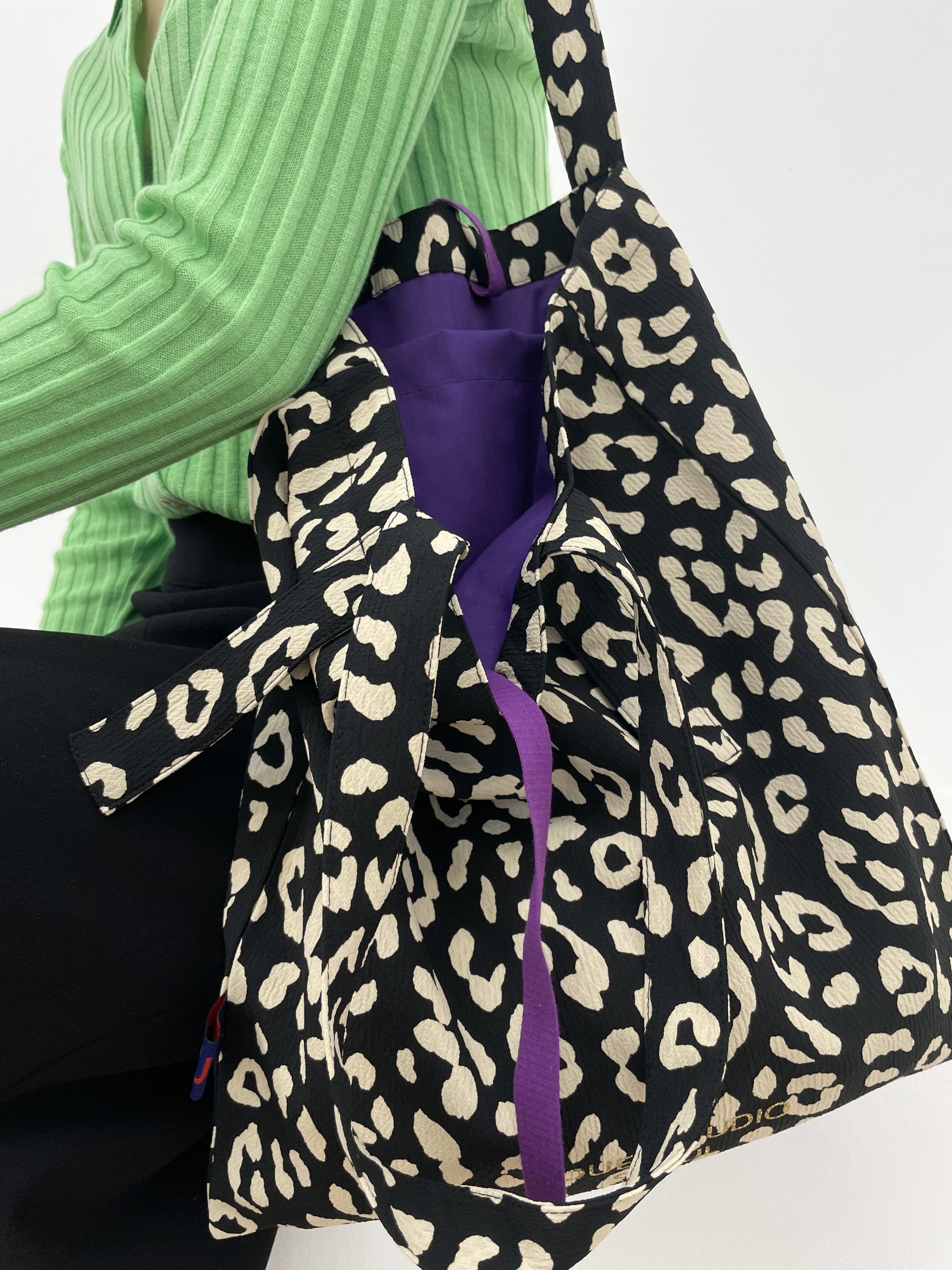 JOUER 쥬에 레오파드 에코백 블랙