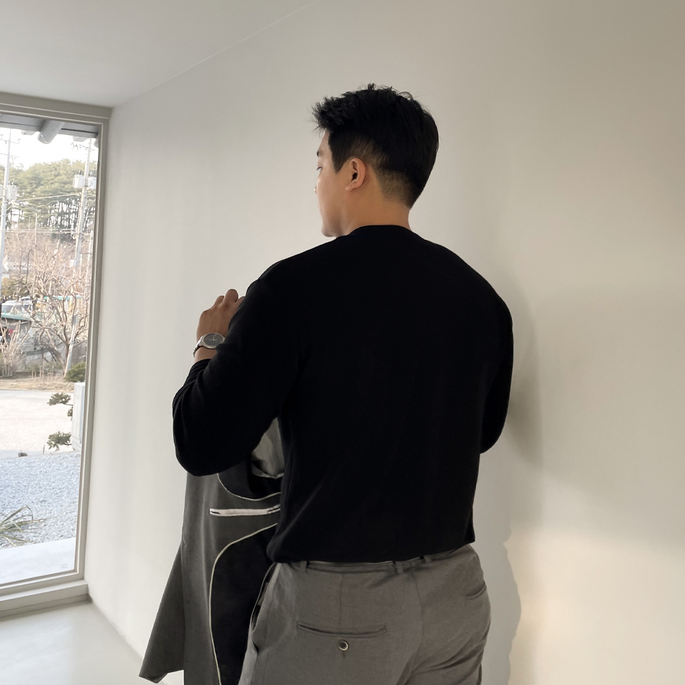 머슬핏니트 남자 긴팔 워셔블 보풀없는 어깨넓어보이는 얇은 아이보리 라운드 니트 - 상세 이미지 3